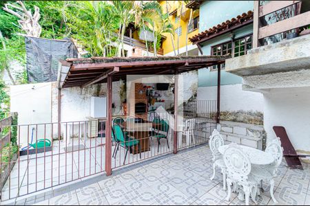 Casa à venda com 300m², 4 quartos e 3 vagas Casa à venda com 300m², 4 quartos e 3 vagasÁrea comum - Churrasqueira
