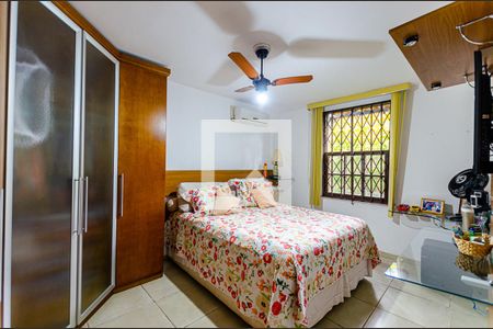 Casa à venda com 300m², 4 quartos e 3 vagas Casa à venda com 300m², 4 quartos e 3 vagasSuite