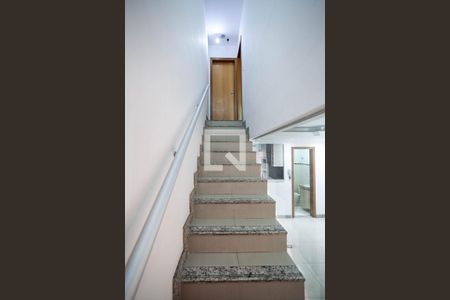 Escada de casa para alugar com 2 quartos, 66m² em Santa Amélia, Belo Horizonte