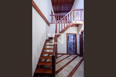 Escada de casa à venda com 4 quartos, 250m² em Ouro Preto, Belo Horizonte