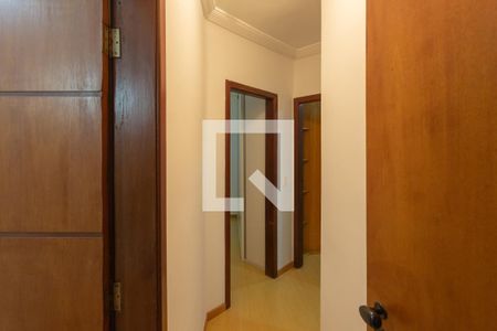 Corredor de apartamento para alugar com 3 quartos, 90m² em Cruzeiro, Belo Horizonte