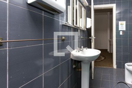 Casa à venda com 401m², 12 quartos e 5 vagas Casa à venda com 401m², 12 quartos e 5 vagasBanheiro 2