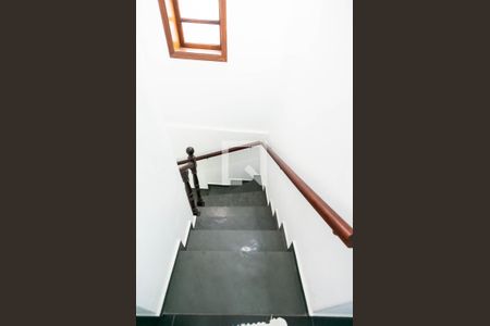 Escadas de casa para alugar com 4 quartos, 280m² em Jardim Pinheiros, São Paulo