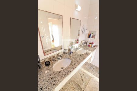 Casa à venda com 490m², 4 quartos e 4 vagas Casa à venda com 490m², 4 quartos e 4 vagasSuite 3 e 4 ( Master )