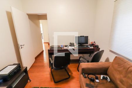 Casa à venda com 490m², 4 quartos e 4 vagas Casa à venda com 490m², 4 quartos e 4 vagasEscritório