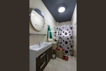 Banheiro de kitnet/studio para alugar com 1 quarto, 38m² em Caiçara, Praia Grande