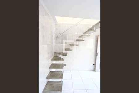Escada para Quarto de casa para alugar com 1 quarto, 32m² em Jardim Oliveiras, Taboão da Serra