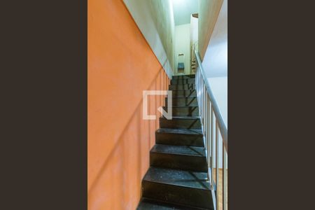 Sala - Acesso ao 2º andar de casa à venda com 3 quartos, 100m² em Penha Circular, Rio de Janeiro