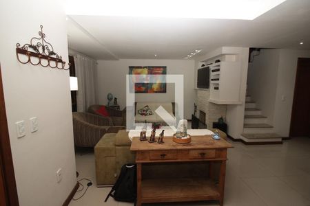 Sala de casa de condomínio à venda com 4 quartos, 238m² em Hípica, Porto Alegre