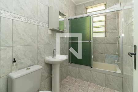 Banheiro de apartamento à venda com 1 quarto, 35m² em São João, Porto Alegre