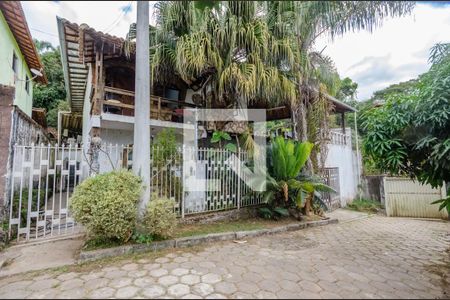 Casa à venda com 180m², 4 quartos e 2 vagas Casa à venda com 180m², 4 quartos e 2 vagasFachada