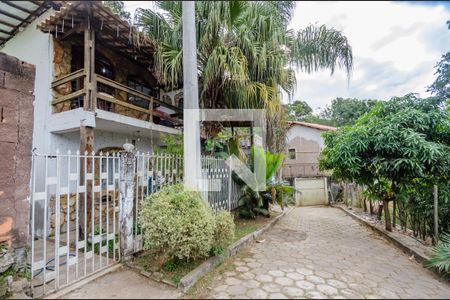 Casa à venda com 180m², 4 quartos e 2 vagas Casa à venda com 180m², 4 quartos e 2 vagasFachada