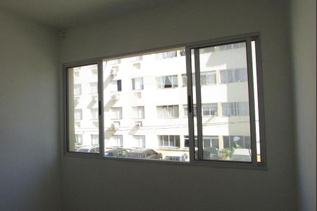 Sala - Janelas Grandes de apartamento para alugar com 2 quartos, 52m² em Inhoaíba, Rio de Janeiro