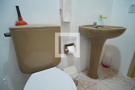 banheiro  de apartamento à venda com 1 quarto, 41m² em Jardim do Salso, Porto Alegre