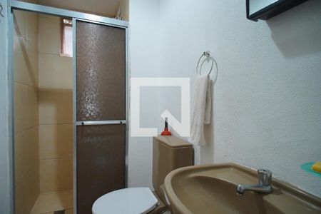 banheiro  de apartamento à venda com 1 quarto, 41m² em Jardim do Salso, Porto Alegre