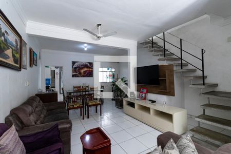 Casa à venda com 210m², 4 quartos e 3 vagas1o. Andar - Sala