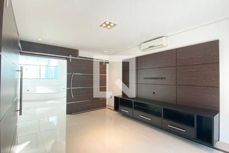 Sala de TV de casa de condomínio à venda com 4 quartos, 536m² em Tamboré, Barueri