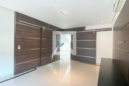 Sala de TV de casa de condomínio à venda com 4 quartos, 536m² em Tamboré, Barueri