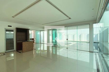 Casa de condomínio à venda com 536m², 4 quartos e 5 vagasSala