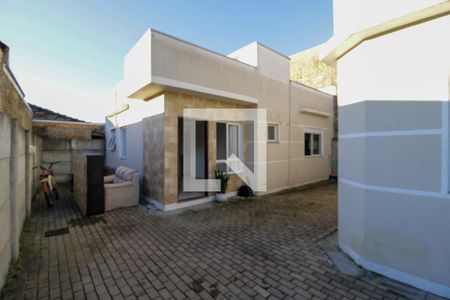 Casa de condomínio à venda com 60m², 2 quartos e 1 vaga Casa de condomínio à venda com 60m², 2 quartos e 1 vagaFachada
