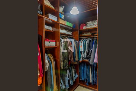 Casa para alugar com 750m², 5 quartos e 5 vagas Casa para alugar com 750m², 5 quartos e 5 vagasCloset da suíte 1