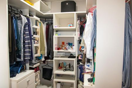 Closet de casa à venda com 4 quartos, 270m² em Jardim Leonor Mendes de Barros, São Paulo