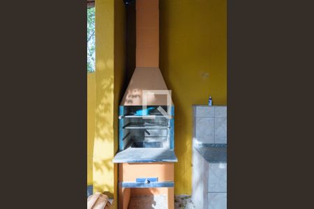 Casa à venda com 180m², 3 quartos e 2 vagas Casa à venda com 180m², 3 quartos e 2 vagasCasa dos Fundos- Churrasqueira