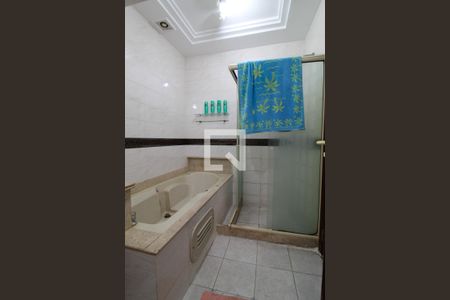 Apartamento à venda com 210m², 3 quartos e 2 vagas Apartamento à venda com 210m², 3 quartos e 2 vagasBanheiro da Suíte 1