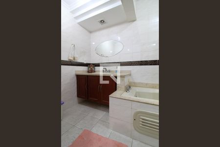 Apartamento à venda com 210m², 3 quartos e 2 vagas Apartamento à venda com 210m², 3 quartos e 2 vagasBanheiro da Suíte 1