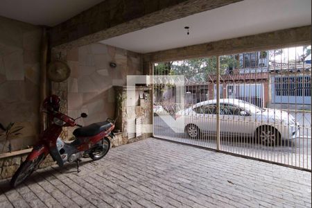 Garagem de casa para alugar com 3 quartos, 250m² em Jardim Regina, São Paulo