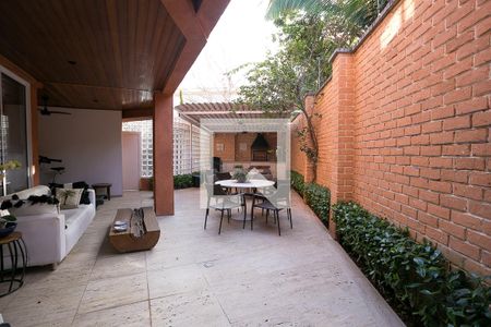Quintal de casa de condomínio à venda com 3 quartos, 600m² em Jardim Everest, São Paulo