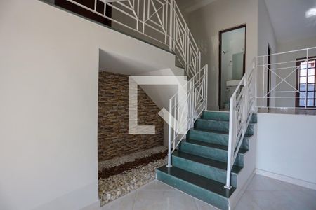 Sala - escada de casa para alugar com 4 quartos, 190m² em Parque Paulistano, Cotia