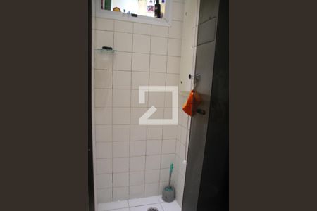 Banheiro de apartamento à venda com 2 quartos, 48m² em Vila Carmosina, São Paulo