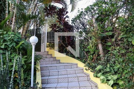 Casa para alugar com 224m², 4 quartos e 5 vagas Casa para alugar com 224m², 4 quartos e 5 vagasEscada da garagem até a entrada da casa