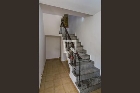 Sala 1 - Acesso ao 2º andar de casa à venda com 3 quartos, 400m² em Olaria, Rio de Janeiro