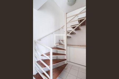 Escada de apartamento à venda com 1 quarto, 47m² em Pinheiros, São Paulo
