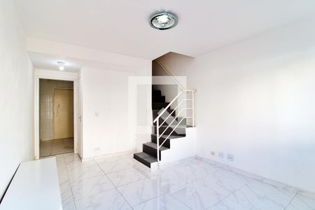 Sala de casa de condomínio para alugar com 2 quartos, 110m² em Campo Limpo, São Paulo