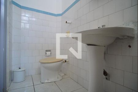 Banheiro de apartamento à venda com 2 quartos, 51m² em Passo da Areia, Porto Alegre