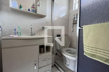 Banheiro de apartamento à venda com 1 quarto, 42m² em Cristal, Porto Alegre
