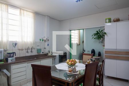 Casa à venda com 302m², 4 quartos e 2 vagas Casa à venda com 302m², 4 quartos e 2 vagasCozinha