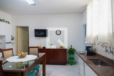 Casa à venda com 302m², 4 quartos e 2 vagas Casa à venda com 302m², 4 quartos e 2 vagasCozinha