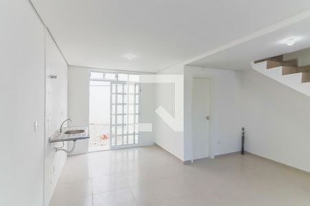 Casa à venda com 88m², 2 quartos e 2 vagasSala / Cozinha