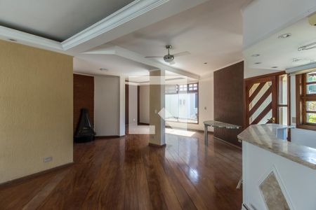 Sala de TV de casa de condomínio para alugar com 5 quartos, 520m² em Alphaville, Santana de Parnaíba