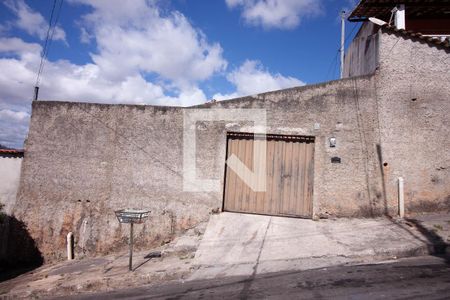 Casa à venda com 210m², 3 quartos e 3 vagas Casa à venda com 210m², 3 quartos e 3 vagasFachada