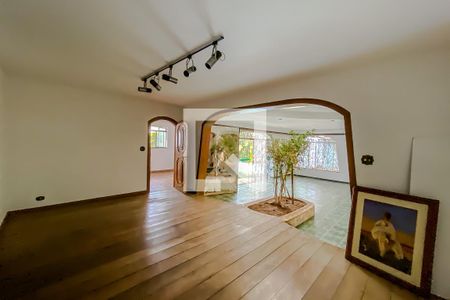 Sala de casa à venda com 3 quartos, 267m² em Vila Claudia, São Paulo