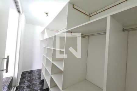 Closet da suíte de casa à venda com 3 quartos, 220m² em Jardim Cotiana, São Paulo