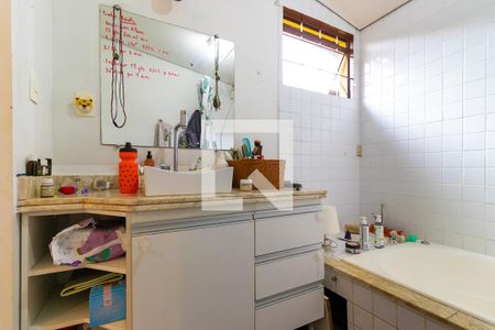 Banheiro da suíte de casa à venda com 2 quartos, 150m² em Chácara Santa Margarida, Campinas