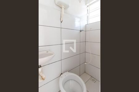 Banheiro de kitnet/studio para alugar com 1 quarto, 12m² em Hauer, Curitiba
