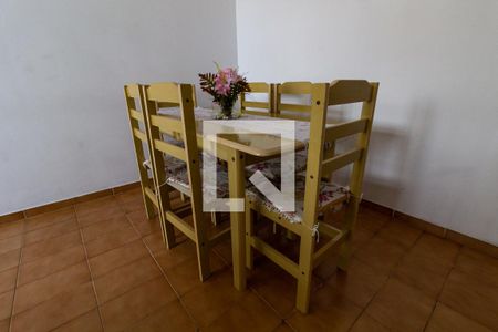 Detalhe da sala de jantar de apartamento para alugar com 2 quartos, 80m² em Vila Tupi, Praia Grande