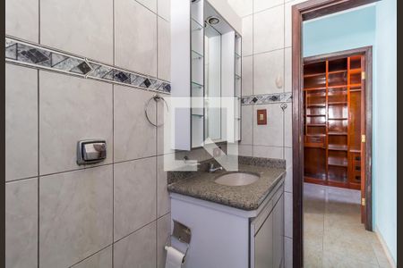 Casa de condomínio para alugar com 280m², 3 quartos e 6 vagas Casa de condomínio para alugar com 280m², 3 quartos e 6 vagasBanheiro da Suíte 2